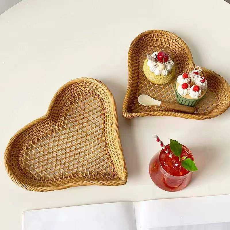Natural Rattan Woven Modern Heart-Shaped Fruit Plates for Home Living Room Candy Coffee Shop Food Storage