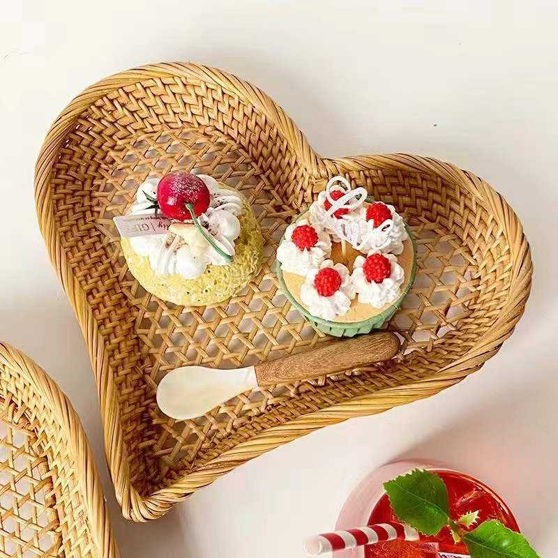 Natural Rattan Woven Modern Heart-Shaped Fruit Plates for Home Living Room Candy Coffee Shop Food Storage