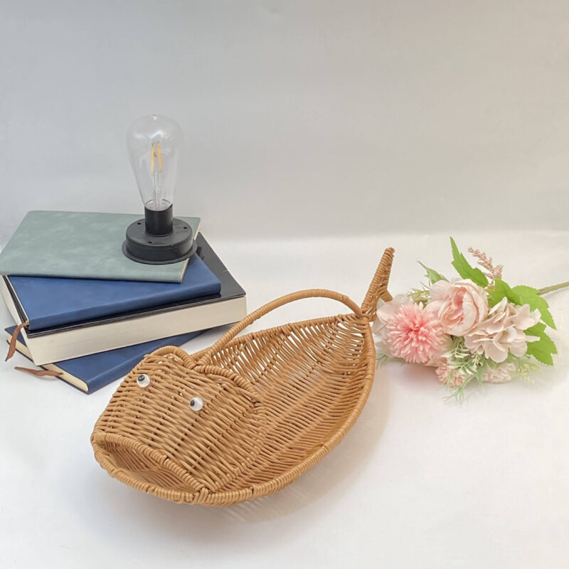 Cute Eco-Friendly Handmade Fish Shaped Bread Food Pp Plastic Fruit Woven Rattan Picnic Storage Baskets Tray With Handheld