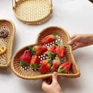 Natural Rattan Woven Modern Heart-Shaped Fruit Plates for Home Living Room Candy Coffee Shop Food Storage
