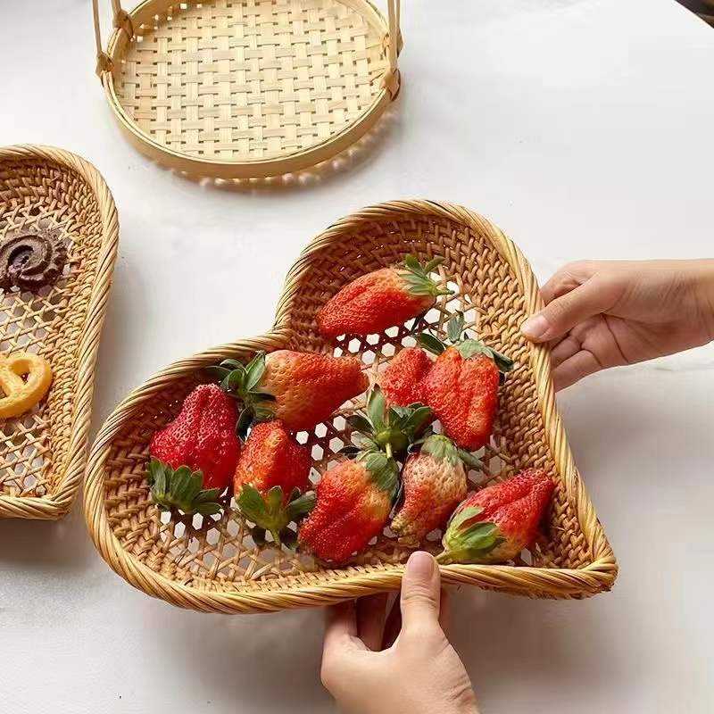 Natural Rattan Woven Modern Heart-Shaped Fruit Plates for Home Living Room Candy Coffee Shop Food Storage