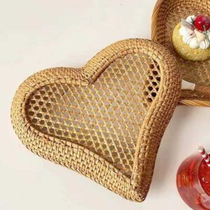 Natural Rattan Woven Modern Heart-Shaped Fruit Plates for Home Living Room Candy Coffee Shop Food Storage