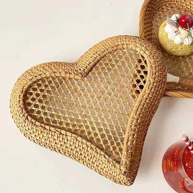 Natural Rattan Woven Modern Heart-Shaped Fruit Plates for Home Living Room Candy Coffee Shop Food Storage