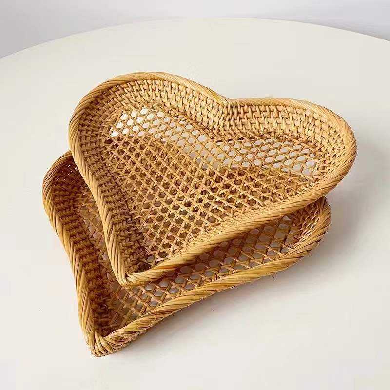 Natural Rattan Woven Modern Heart-Shaped Fruit Plates for Home Living Room Candy Coffee Shop Food Storage